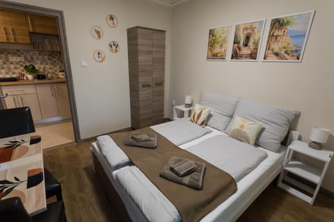Bed, TV and multimedia, Photo of the whole room, Bedroom, towels
