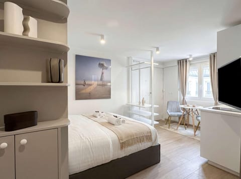 Communal lounge/ TV room, Bed, TV and multimedia, View (from property/room), Living room, Seating area, heating, internet, storage, wardrobe, kitchen