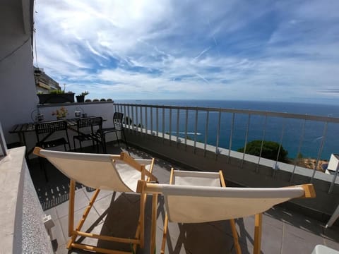 Natural landscape, View (from property/room), Balcony/Terrace, Dining area, Sea view