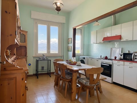 Coffee/tea facilities, Kitchen or kitchenette, Dining area, City view, Mountain view, internet, microwave, oven, stove