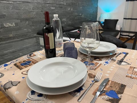 Food and drinks, Dining area, Drinks