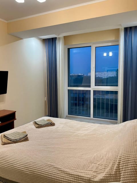 Bed, TV and multimedia, Bedroom