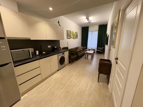 Coffee/tea facilities, Kitchen or kitchenette, Living room, Seating area, Dining area
