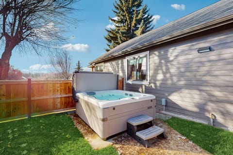 No. 3 Coal Mine Cabin Cabin in Ronald