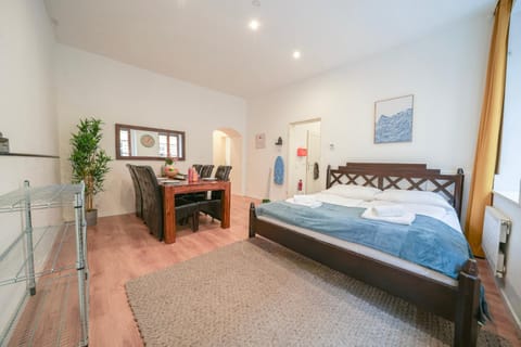TV and multimedia, Dining area, Bedroom