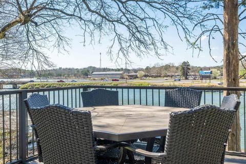 Sunset Shore Cottage House in Piney