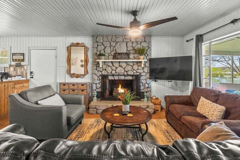 Sunset Shore Cottage House in Piney