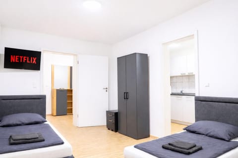 Communal lounge/ TV room, Bed, TV and multimedia, Kitchen or kitchenette, Living room, Photo of the whole room, Bedroom, wardrobe