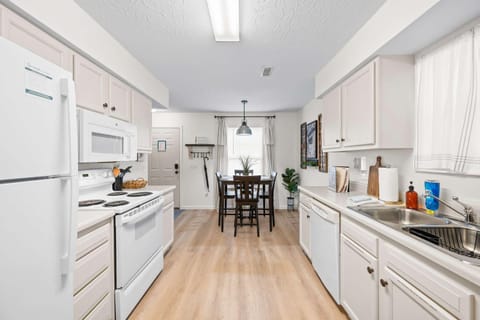 Near Ark Private Parking Patio 2 bed 1&half Bath House in Williamstown