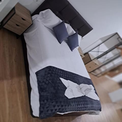 Bed, Photo of the whole room, Bedroom, towels