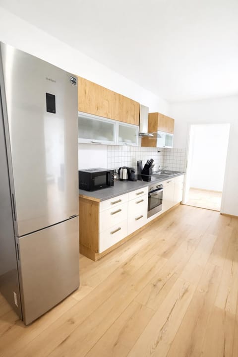 Kitchen or kitchenette, dishwasher, oven