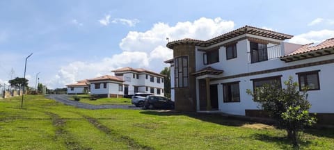 Property building, Day, Natural landscape, Garden, Garden view, Parking