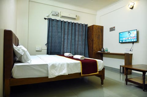 Communal lounge/ TV room, Bed, Photo of the whole room, Bedroom, air conditioner