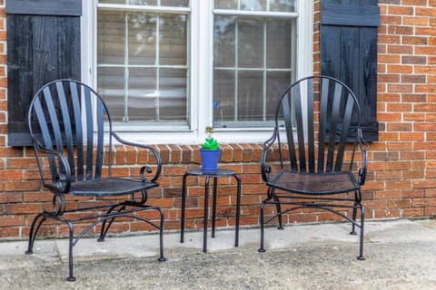 Spacious Backyard • Alfresco Dining • Pet Friendly House in Savannah
