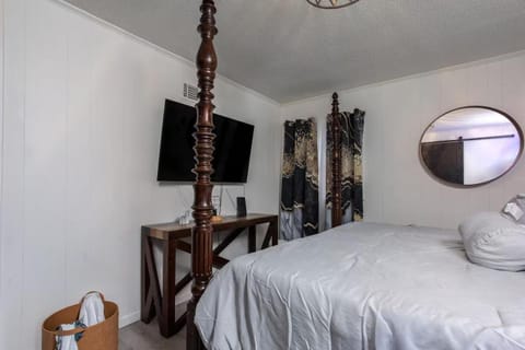 Spacious Backyard • Alfresco Dining • Pet Friendly House in Savannah