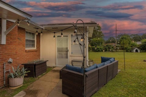Spacious Backyard • Alfresco Dining • Pet Friendly House in Savannah
