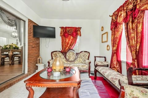 Spacious Backyard • Alfresco Dining • Pet Friendly House in Savannah