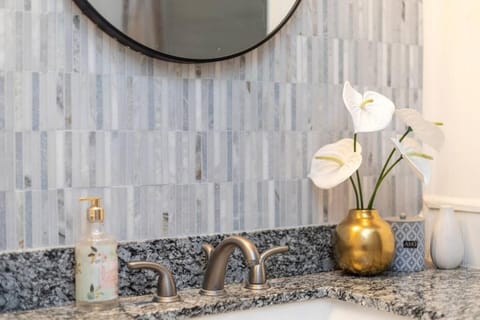 Spacious Backyard • Alfresco Dining • Pet Friendly House in Savannah