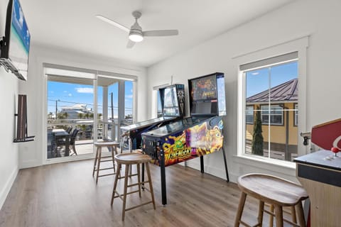 Communal lounge/ TV room, Game Room, TV and multimedia, View (from property/room), Balcony/Terrace