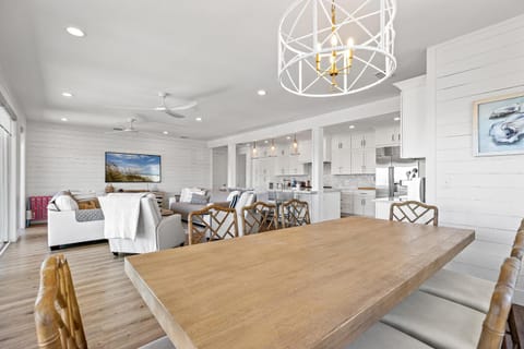 Kitchen or kitchenette, Living room, Decorative detail, Seating area, Dining area