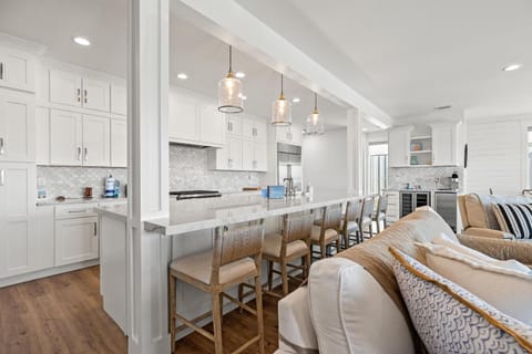 Kitchen or kitchenette, Living room, Seating area, Dining area, dishwasher, oven, stove, toaster