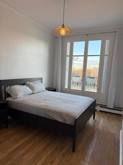 View on Eiffel Tower Seine and Main Monuments Apartment in Paris