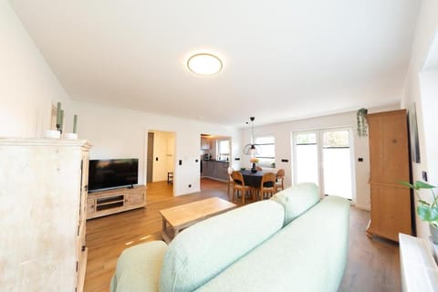Communal lounge/ TV room, TV and multimedia, Kitchen or kitchenette, Living room, Seating area, Dining area