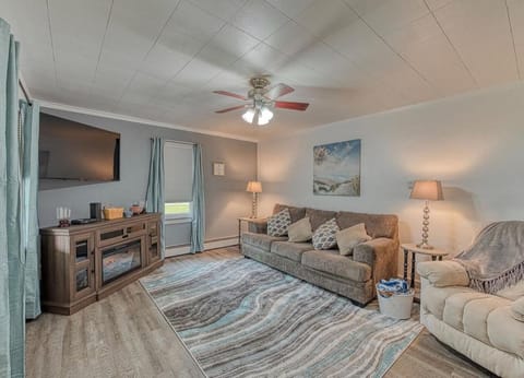 Beach Goers Paradise House in Luna Pier