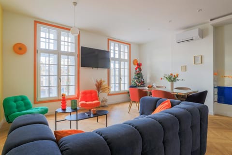 TV and multimedia, Living room, Seating area, air conditioner