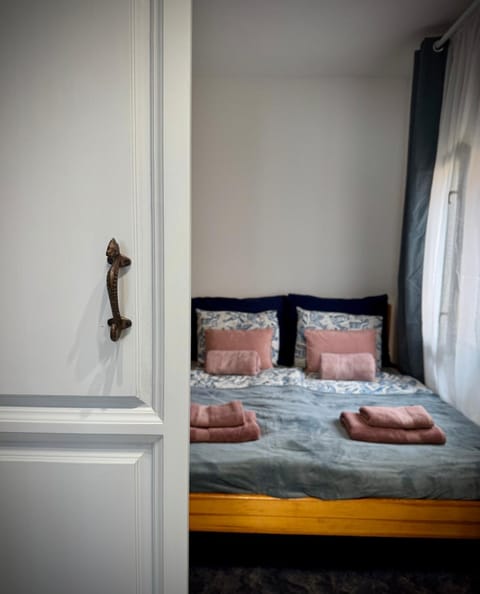 Bed, Bedroom, towels