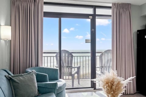 Natural landscape, View (from property/room), Balcony/Terrace, Living room, Seating area, Sea view