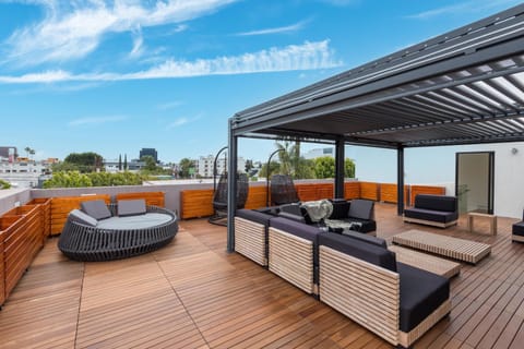 Ultra Luxe Estate With Pool and Stunning 360 LA Views House in West Hollywood