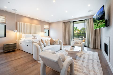 Ultra Luxe Estate With Pool and Stunning 360 LA Views House in West Hollywood