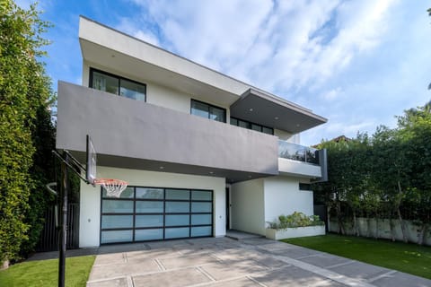Ultra Luxe Estate With Pool and Stunning 360 LA Views House in West Hollywood