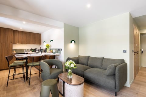 Kitchen or kitchenette, Living room, Seating area, Dining area