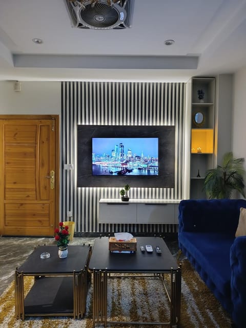 Communal lounge/ TV room, TV and multimedia, Living room, Seating area, Evening entertainment