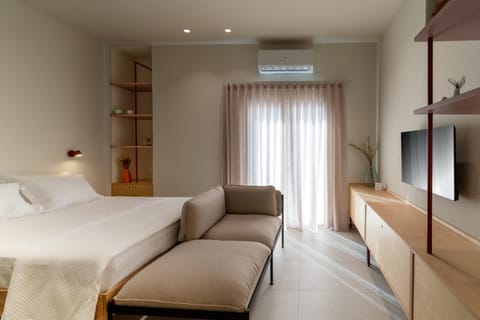 Photo of the whole room, Seating area