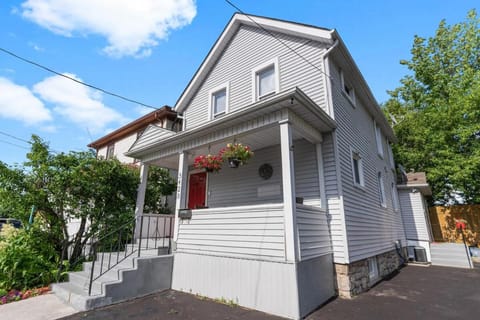 Niagara Falls Retreat 2BR with Parking Apartment in Niagara Falls