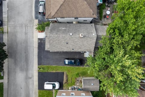 Niagara Falls Retreat 2BR with Parking Apartment in Niagara Falls