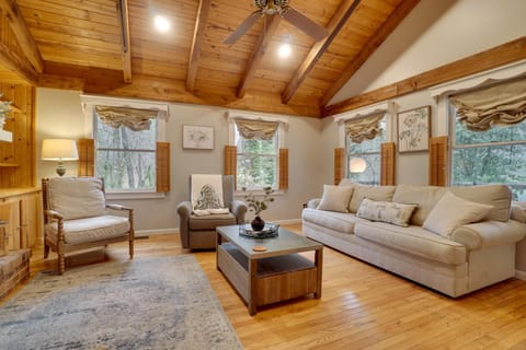 5 Forested Acres! Peaceful Retreat 4 Mi to Helen House in Sautee Nacoochee