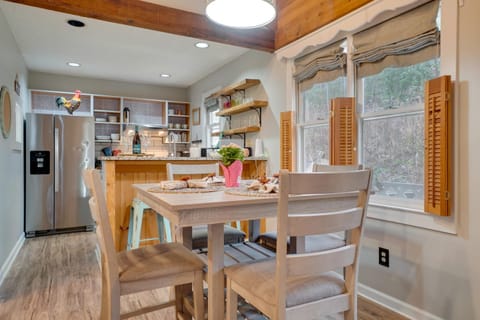 5 Forested Acres! Peaceful Retreat 4 Mi to Helen House in Sautee Nacoochee