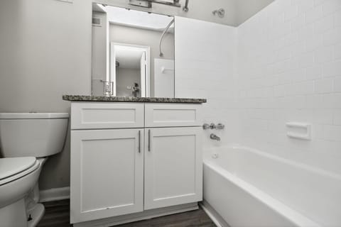 Warm and welcoming 2-bed Winchester getaway Apartment in Vinings