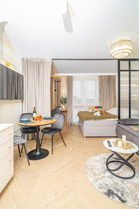 Bed, TV and multimedia, Living room, Photo of the whole room, Seating area, Dining area, Bedroom
