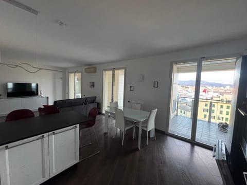 Communal lounge/ TV room, TV and multimedia, View (from property/room), Kitchen or kitchenette, Dining area