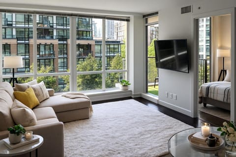 Communal lounge/ TV room, Bed, TV and multimedia, View (from property/room), Balcony/Terrace, Living room, Photo of the whole room, Seating area, Evening entertainment, Bedroom