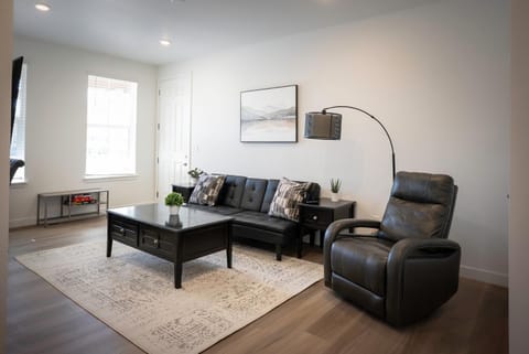 New Build 1BR Home Stunning Views Denver Access House in Castle Rock