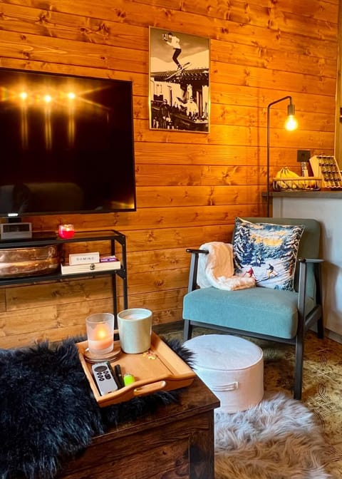 TV and multimedia, Living room, Seating area, Entertainment