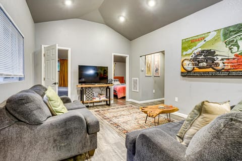 Russian River Retreat! Woodsy Guerneville Bungalow House in Russian River