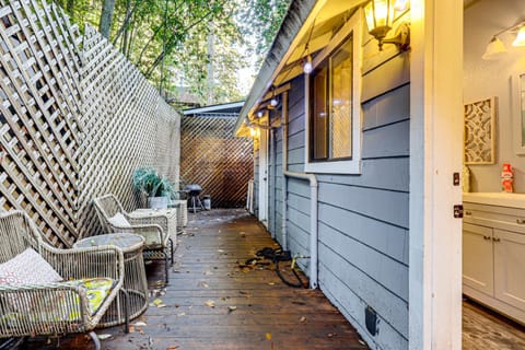 Russian River Retreat! Woodsy Guerneville Bungalow House in Russian River