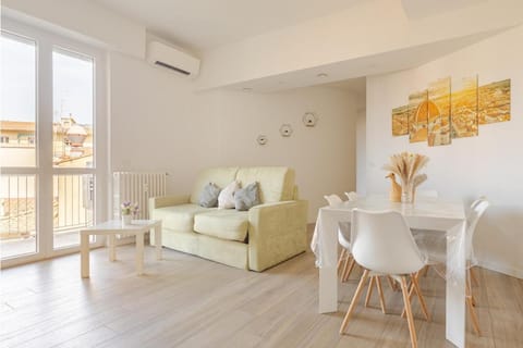 Living room, Dining area, air conditioner